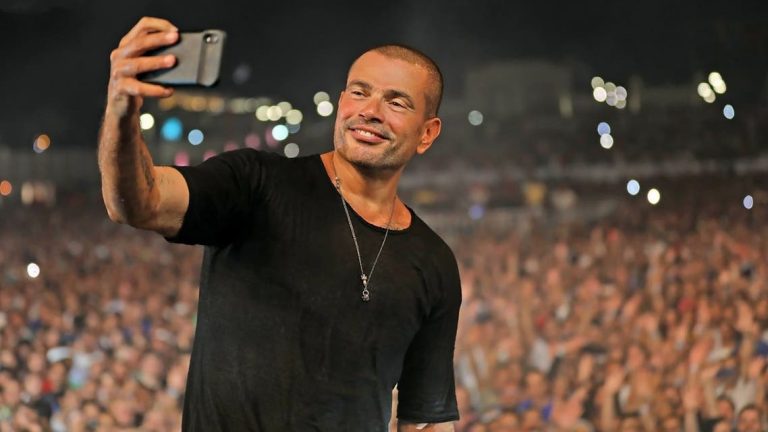 عمرو دياب يحذف أغانيه من قناته على يوتيوب