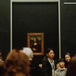 لوحة الموناليزا تتعرض لاعتداء شاب متنكر بزي امرأة