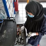 نساء سعوديات في ورش اصلاح السيارات